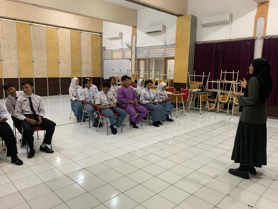 Siswa SMKN 8 Surabaya berlatih dengan Japi AI